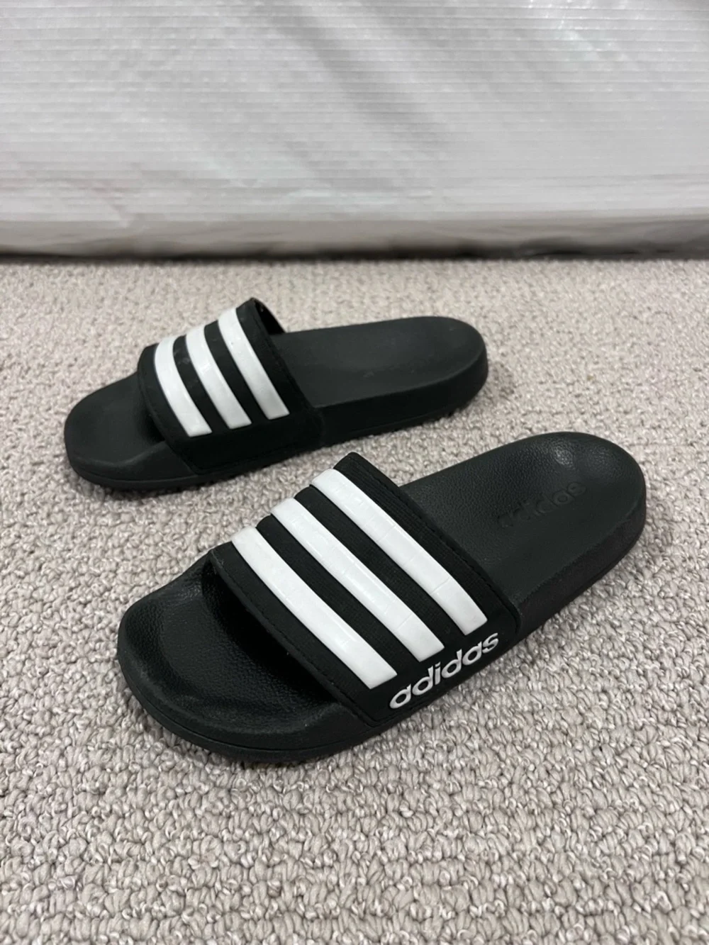 adidas Kids Black White Striped Logo Slide Sandals Comfort Kids size 4,